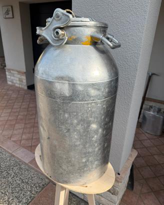 Antico contenitore per il latte