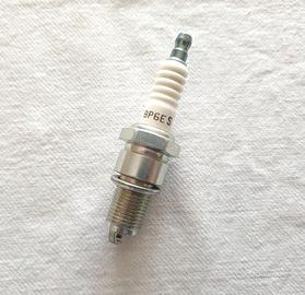 Candela NGK BP6ES per motore a scoppio