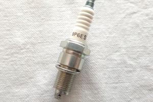 Candela NGK BP6ES per motore a scoppio