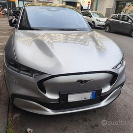 Ford Mustang Mach E Stand. range AWD Premium 330cv