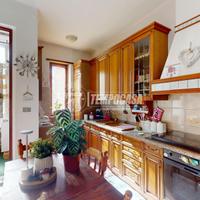 VIA VALENTINO CARRERA COMODO AI SERVIZI!!