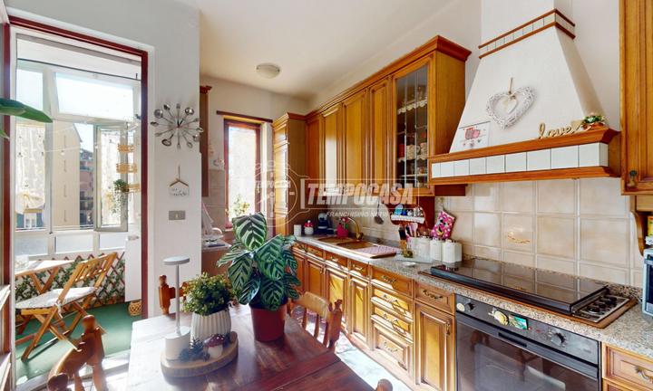 VIA VALENTINO CARRERA COMODO AI SERVIZI!!