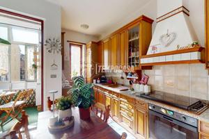 VIA VALENTINO CARRERA COMODO AI SERVIZI!!