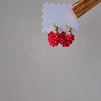 orecchini a cerchio oro con perline di vetro rosso