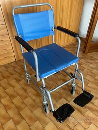 carrozzina, deambulatore e comoda