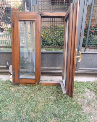 finestra vetrocamera e telaio in legno