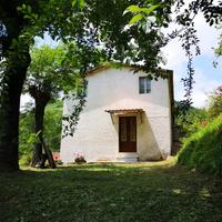 Casa con giardino terreno ed annesso agricolo