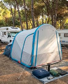 set campeggio Quechua: gazebo, mobiletto e teli