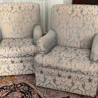 Due eleganti  poltrone classiche