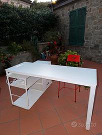 Scrivania elettrificata con tre cassetti