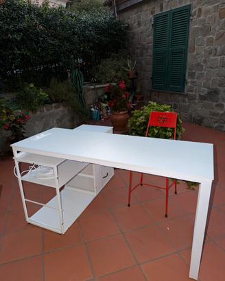 Scrivania elettrificata con tre cassetti
