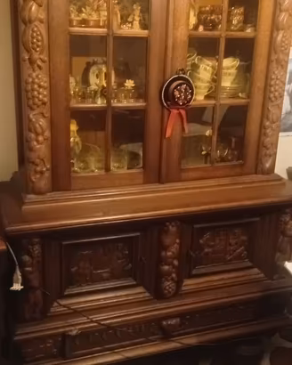 Sala da pranzo in legno intagliato