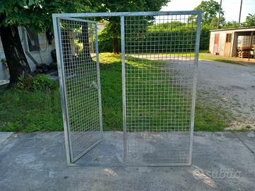 parete in ferro zingato con cancello