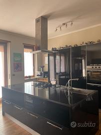 Cucina con isola in agglomerato di quarzo