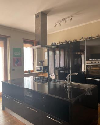 Cucina con isola in agglomerato di quarzo
