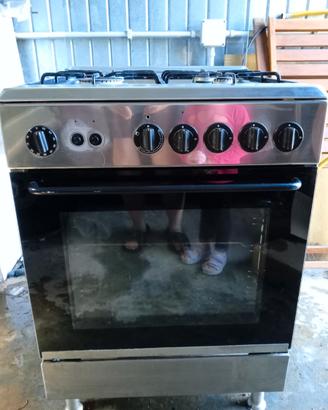 Cucina in acciaio inox 4 fuochi, forno a gas