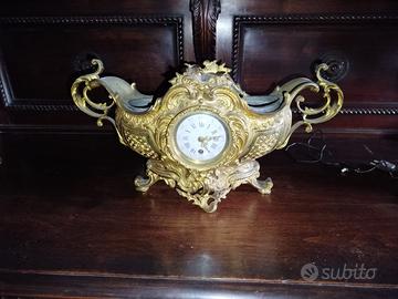 Orologio dorato di antiquariato