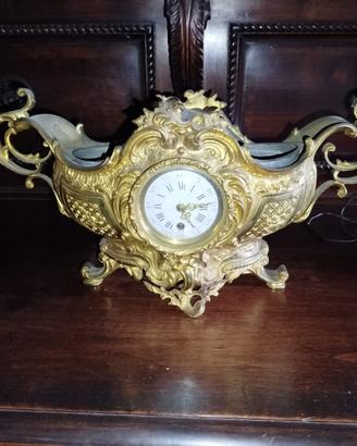 Orologio dorato di antiquariato