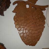 Uva in legno intagliata a mano