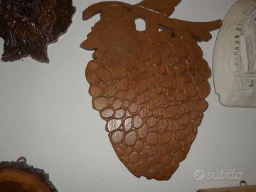 Uva in legno intagliata a mano