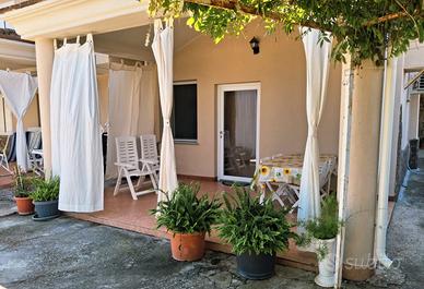 Appartamento vacanze con veranda e giardino