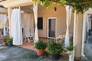Appartamento vacanze con veranda e giardino