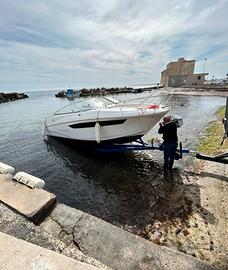 Barca a motore Jeanneau