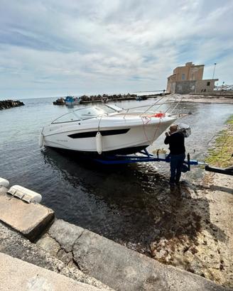 Barca a motore Jeanneau consegna n tutta Italia