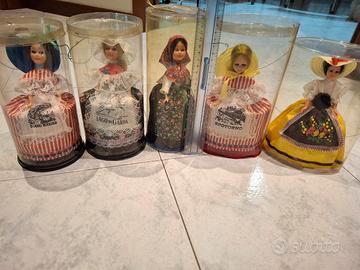 Bamboline con abiti tradizionali cadauna