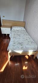 Letto in noce con testata e comodino integrati