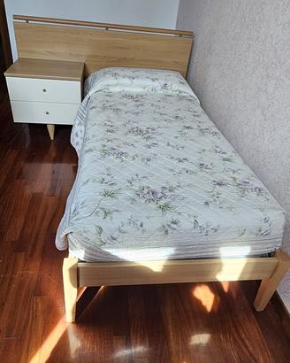Letto in noce con testata e comodino integrati