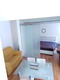 Confortevole bivani arredato