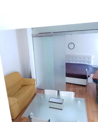Confortevole bivani arredato