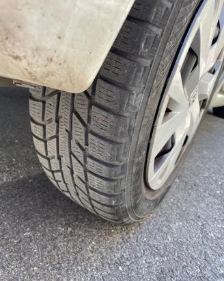 Gomme+cerchi in acciaio con borchie Toyota Yaris