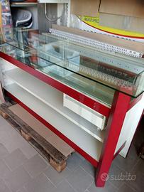 arredamento per attività commerciale scaffali ecc.