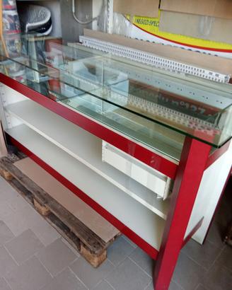 arredamento per attività commerciale scaffali ecc.