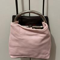 borsetta a tracolla con manico di ferro ad arco