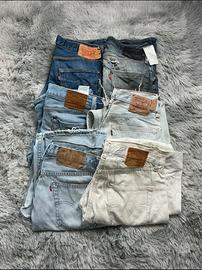 Meraviglioso Set Di  Jeans Levi's messi male