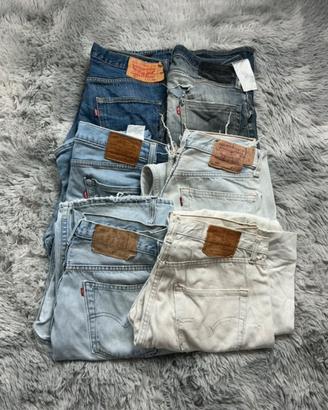 Meraviglioso Set Di  Jeans Levi's messi male