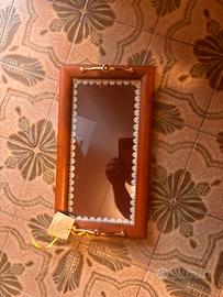 Vassoio vintage in legno con vetro decorato