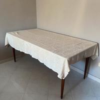 Tavolo in legno con cristallo