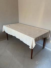 Tavolo in legno con cristallo