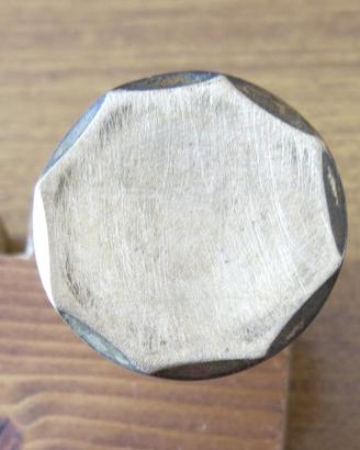 Vecchia maniglia a pomello in ottone con viti in f