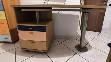 Scrivania in legno, con cassettiera e sedia
