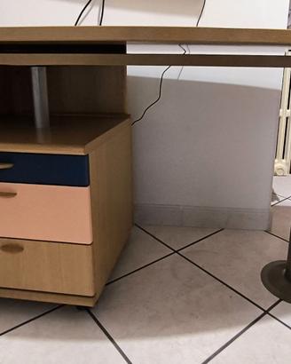 Scrivania in legno, con cassettiera e sedia