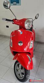 Vespa  Gts 250 rossa e nera