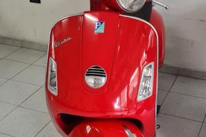 Vespa  Gts 250 rossa e nera