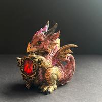 Statuetta di drago con gemma rossa