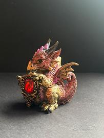 Statuetta di drago con gemma rossa