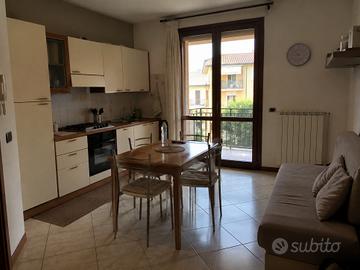 Bilocale con balcone e posto auto in Brianza